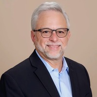 A professional man in a suit embodies SysAid ITSM expertise, ready to optimize your Help Desk solutions. - SysAid